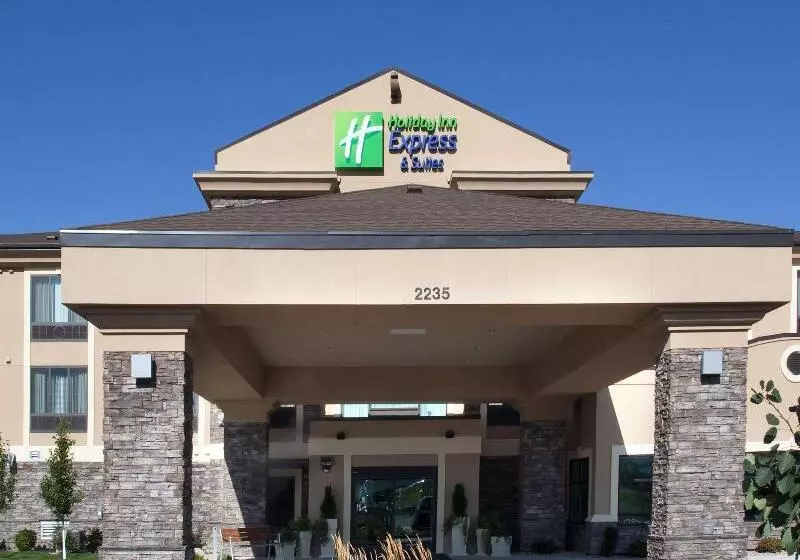 Отель Holiday Inn Express & Suites Logan, An Ihg