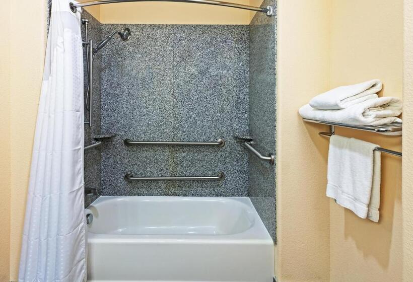 فندق Holiday Inn Express & Suites Cleveland, An Ihg