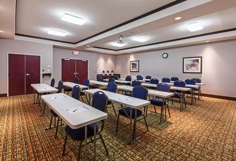 בית מלון כפרי Holiday Inn Express & Suites Cleveland, An Ihg