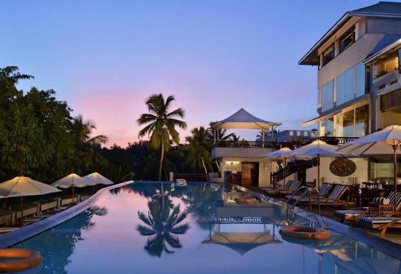 호텔 Gokulam Grand Turtle On The Beach