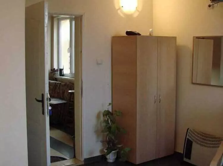 ベッドアンドブレックファースト Avel Guest House