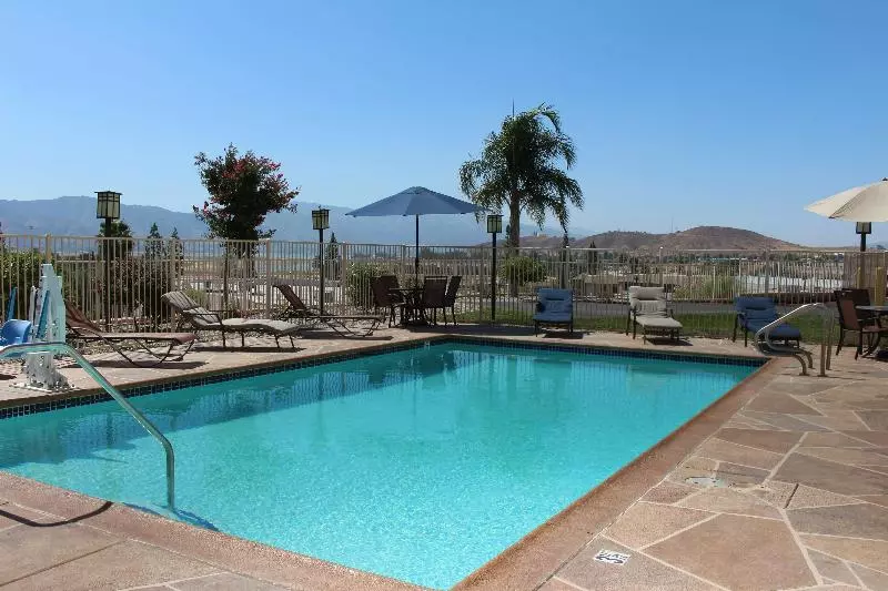 酒店 Best Western Plus Lake Elsinore Inn & Suites
