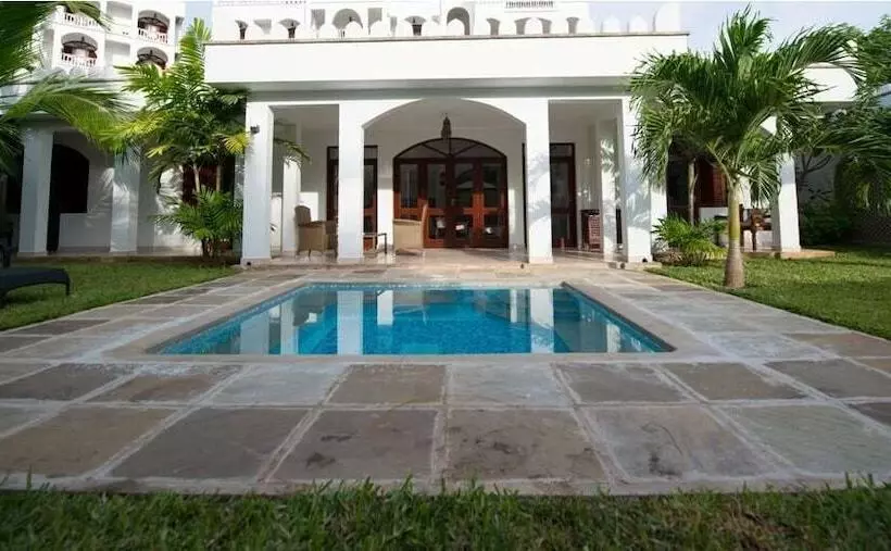 هتل Lantana Galu Beach