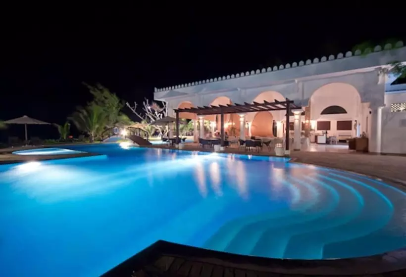 هتل Lantana Galu Beach