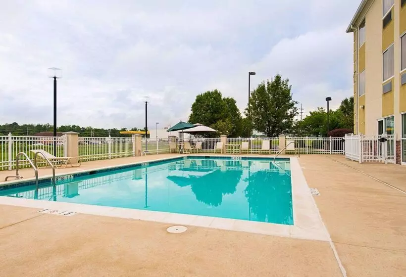 Отель Quality Inn Spring Mills  Martinsburg North