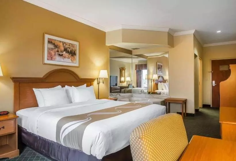 هتل Tahlequah Inn