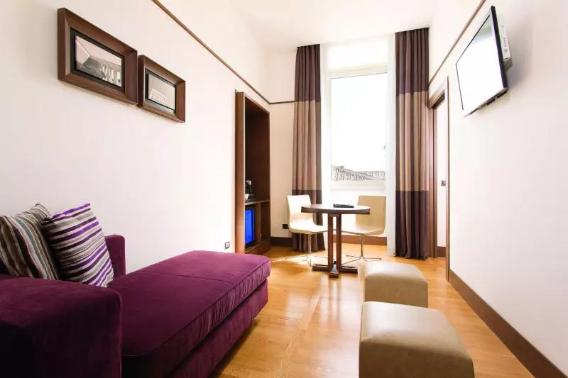 Отель The Independent