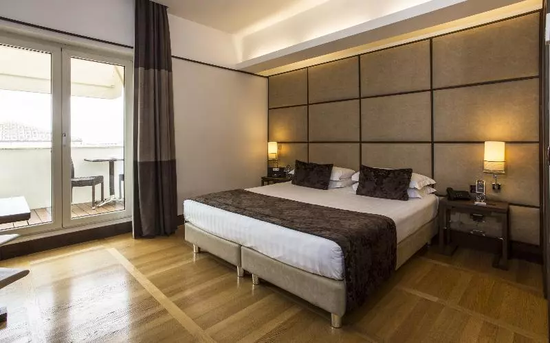 Отель The Independent