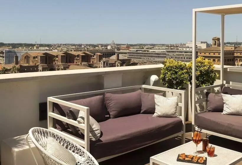 Отель The Independent