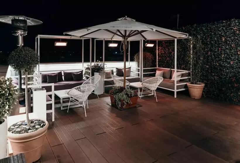 Отель The Independent