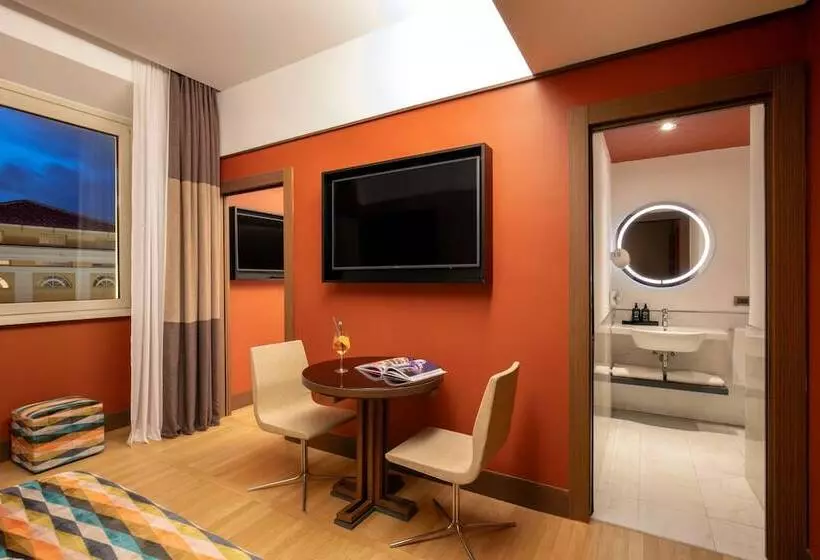 Отель The Independent