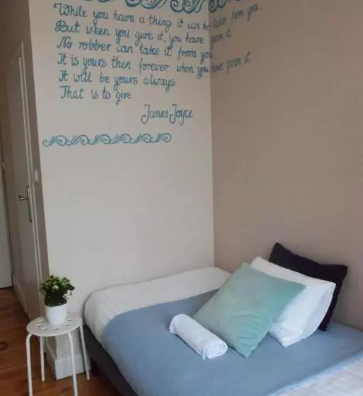 Общежитие Blooms Inn & Apartments