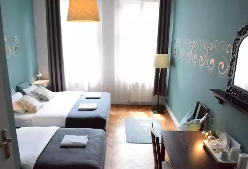 Общежитие Blooms Inn & Apartments