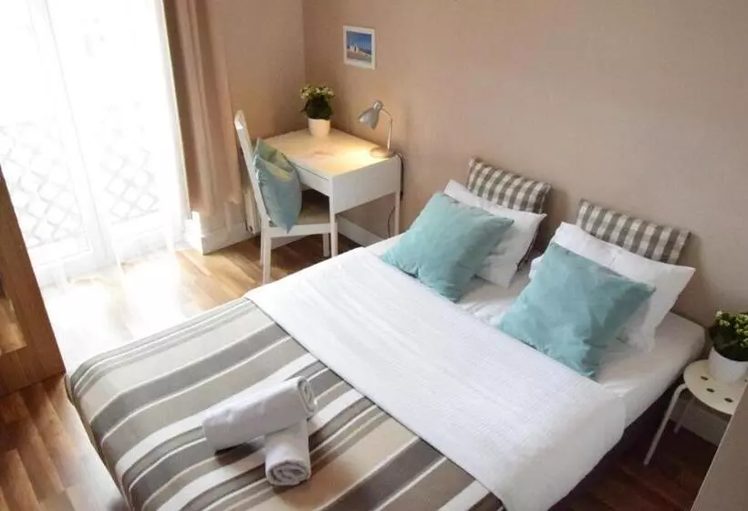 Общежитие Blooms Inn & Apartments