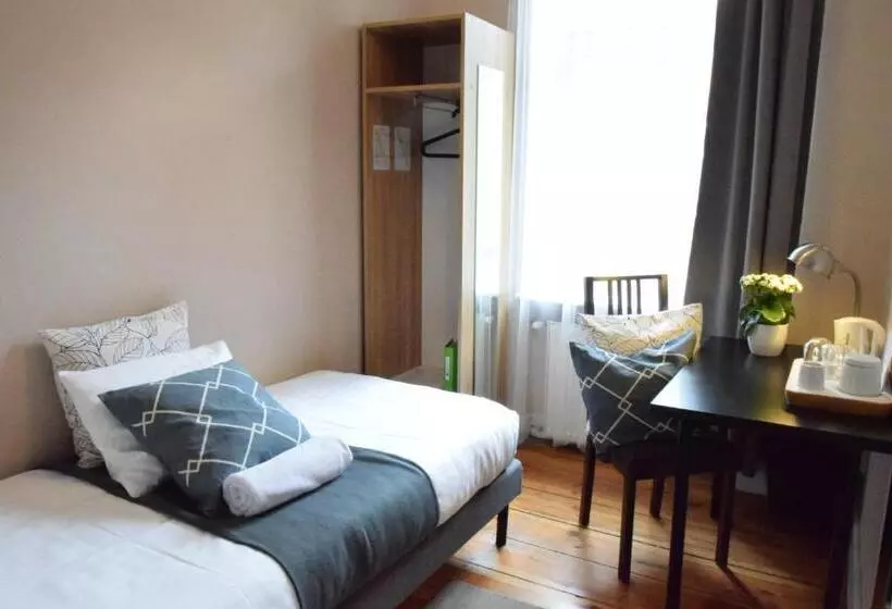 Общежитие Blooms Inn & Apartments