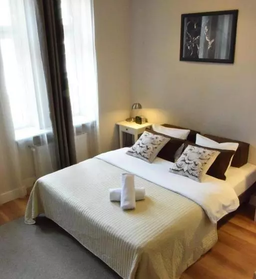 Общежитие Blooms Inn & Apartments