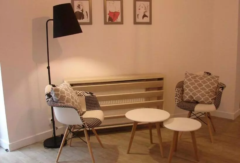 Общежитие Blooms Inn & Apartments