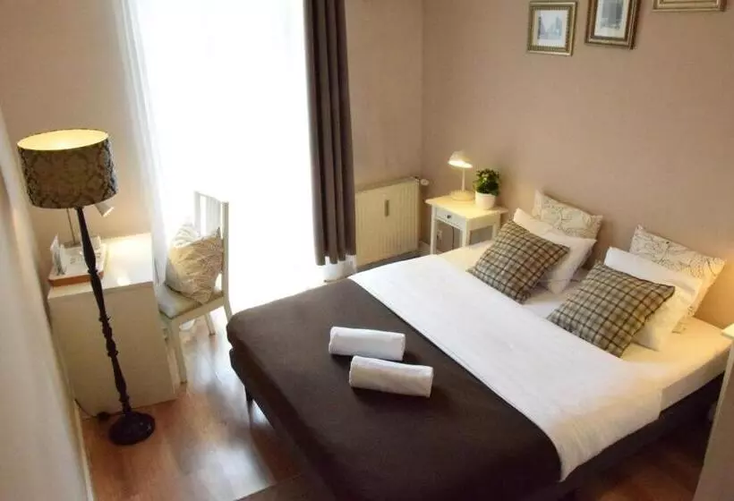 Общежитие Blooms Inn & Apartments