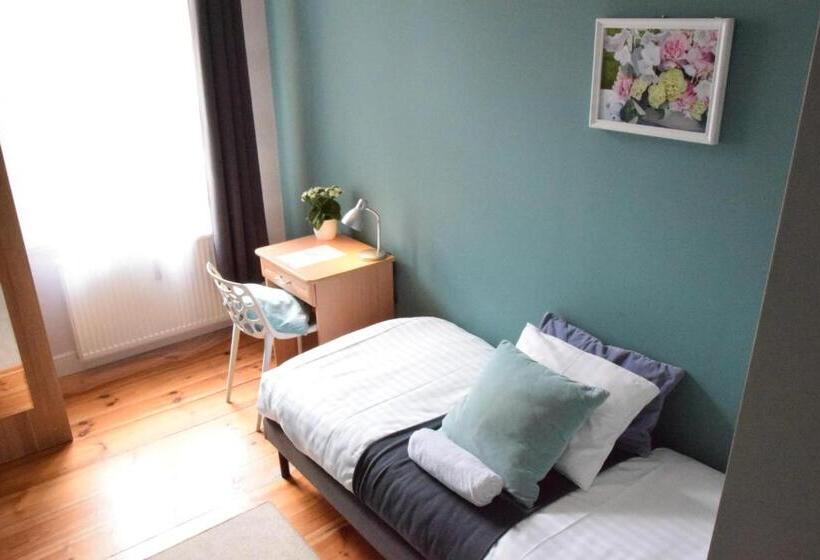 ユースホステル Blooms Inn & Apartments