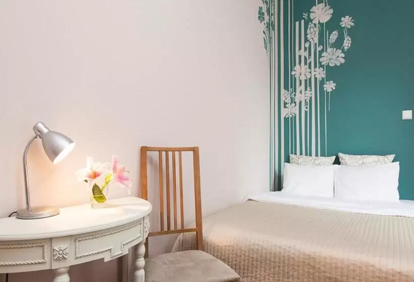 Общежитие Blooms Inn & Apartments