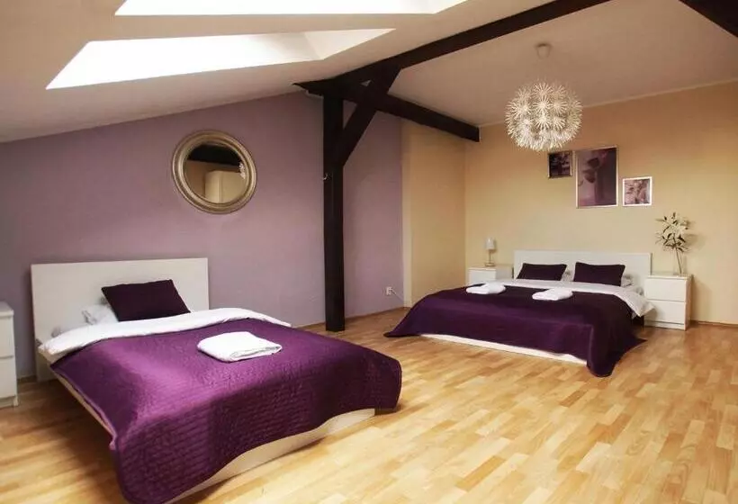 Общежитие Blooms Inn & Apartments