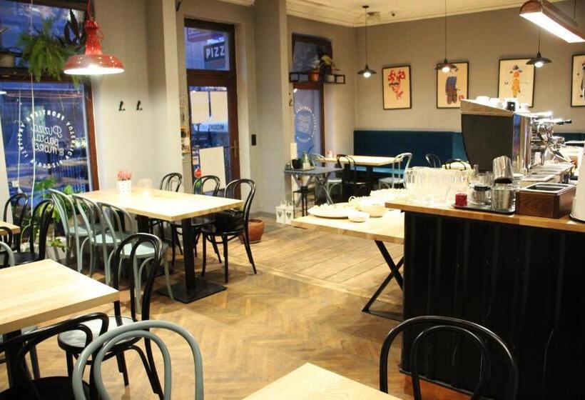 ユースホステル Blooms Inn & Apartments