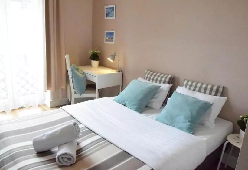 Общежитие Blooms Inn & Apartments