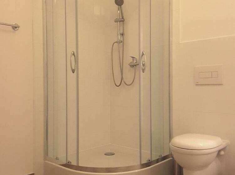 ユースホステル Blooms Inn & Apartments