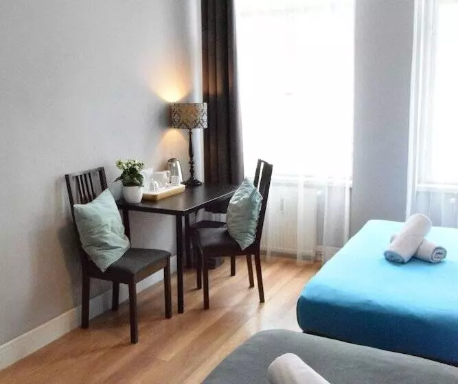 Общежитие Blooms Inn & Apartments