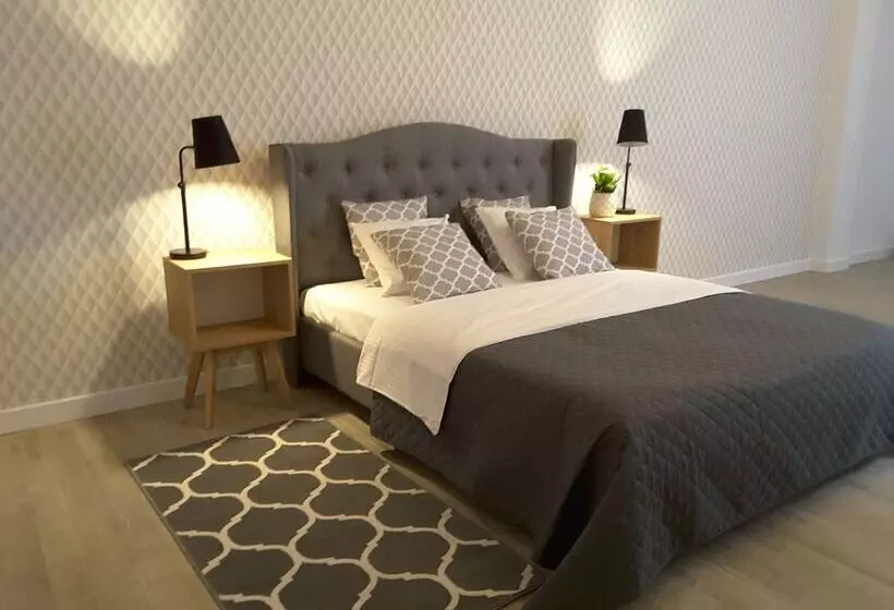 Общежитие Blooms Inn & Apartments