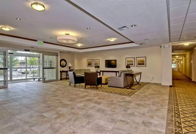 Отель Candlewood Suites Burlington, An Ihg