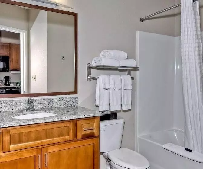 Отель Candlewood Suites Burlington, An Ihg