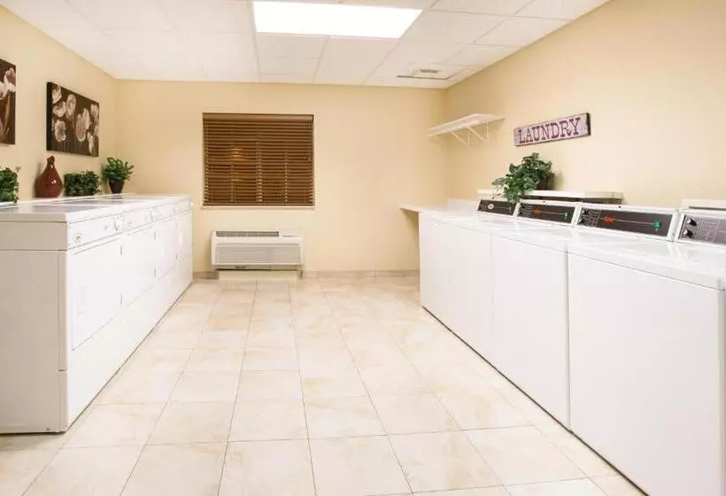 Отель Candlewood Suites Kenosha, An Ihg