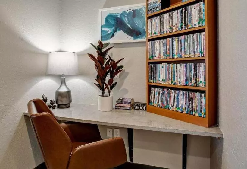 Отель Candlewood Suites Kenosha, An Ihg