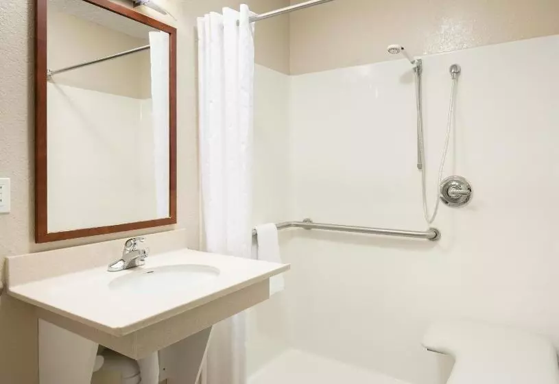 Отель Candlewood Suites Kenosha, An Ihg