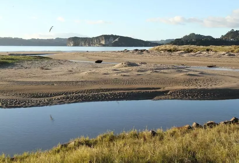 Admiralty Lodge Motel