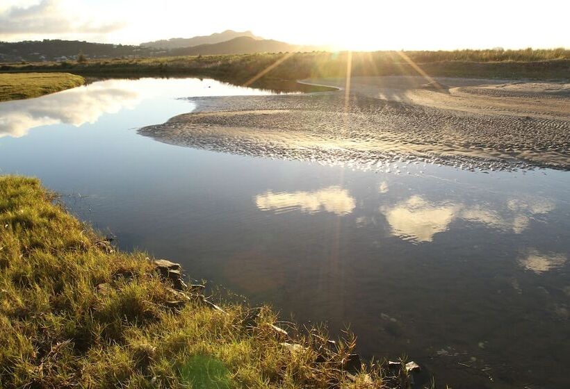 Admiralty Lodge Motel
