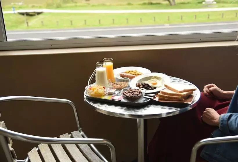 Admiralty Lodge Motel