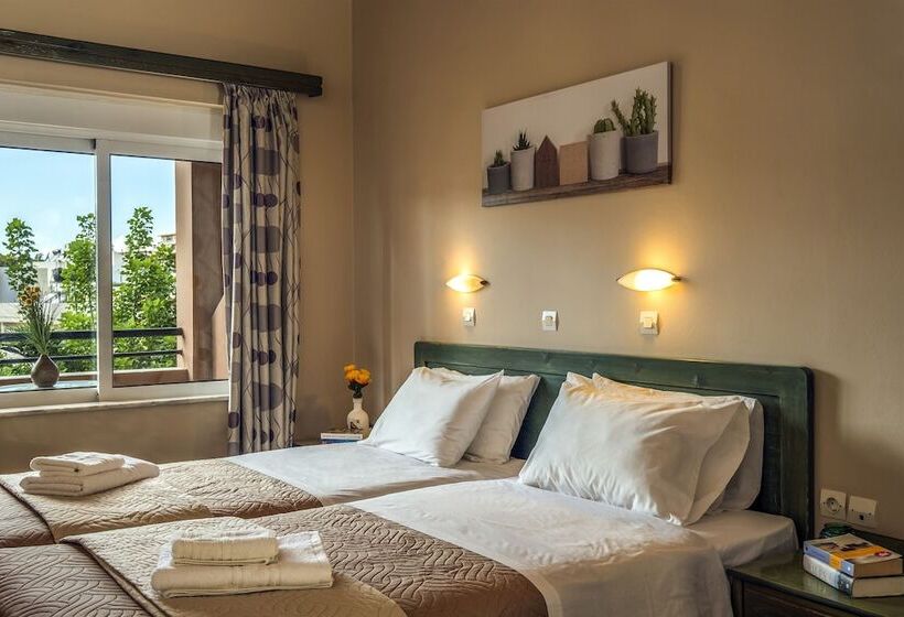 فندق Theos Village Apartments