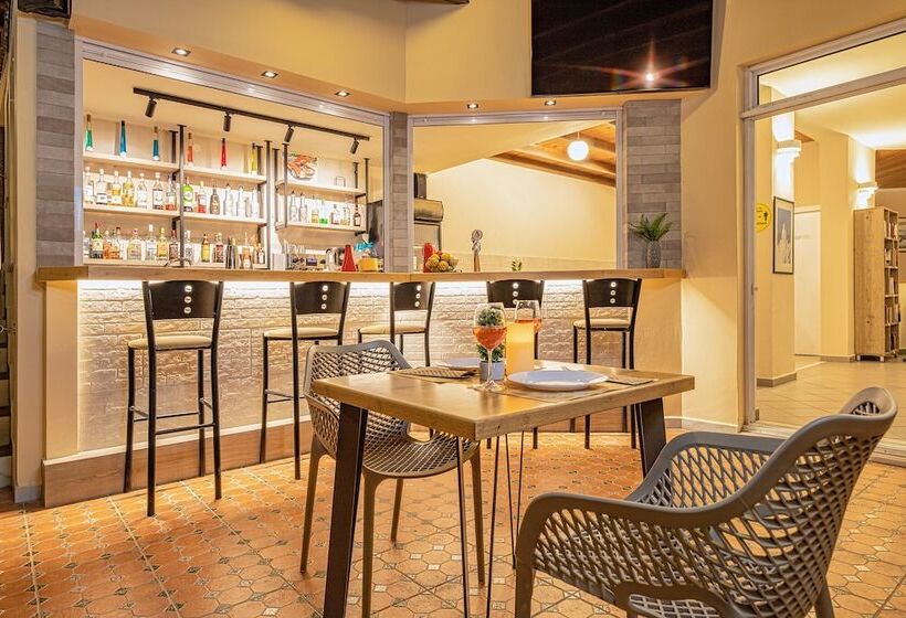 فندق Theos Village Apartments