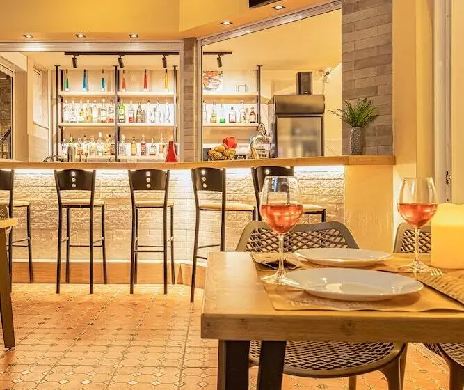 酒店 Theos Village Apartments