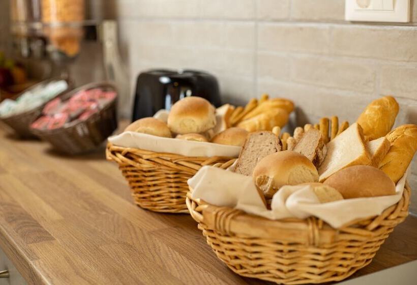 فندق Theos Village Apartments