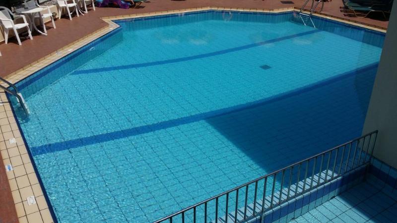 فندق Theos Village Apartments