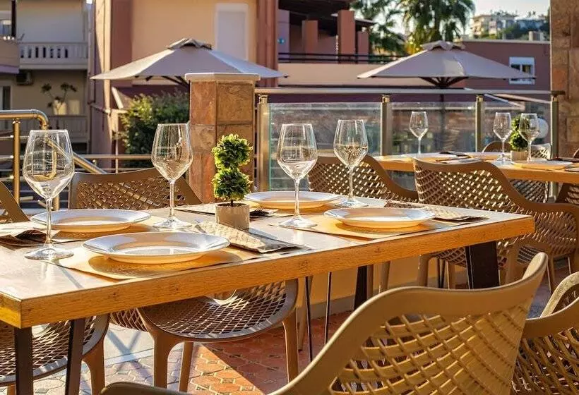 酒店 Theos Village Apartments