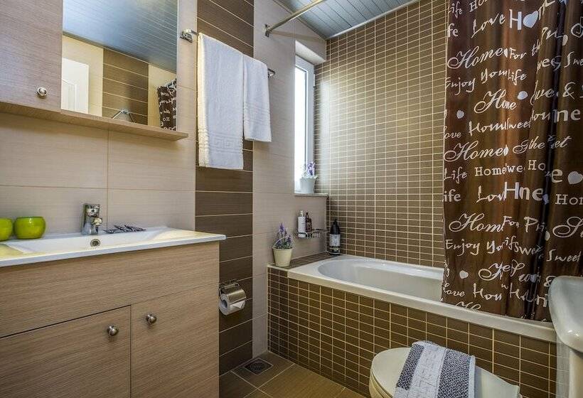 فندق Theos Village Apartments