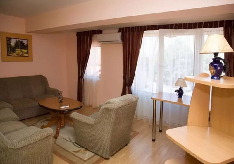 هتل Uni Palas Kavadarci