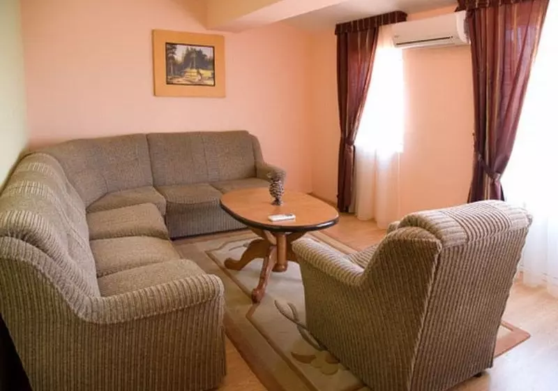 هتل Uni Palas Kavadarci