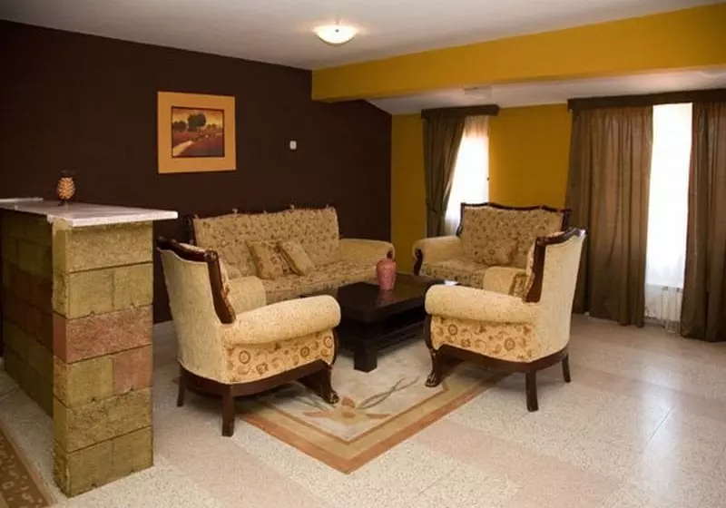 هتل Uni Palas Kavadarci