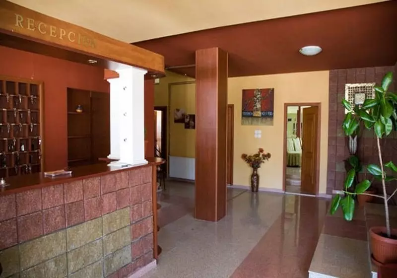 هتل Uni Palas Kavadarci