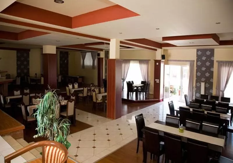 هتل Uni Palas Kavadarci